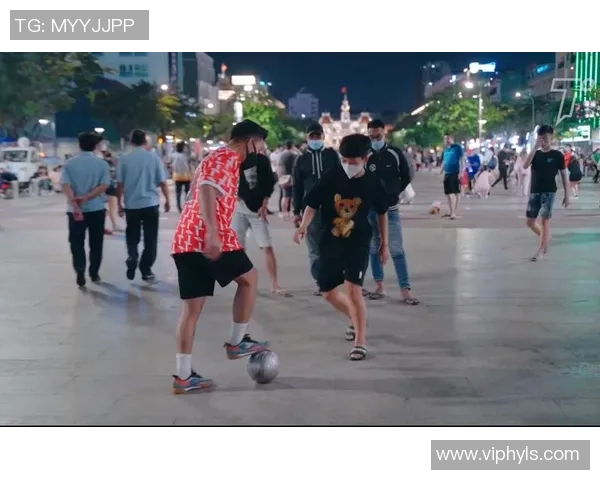 超级足球明星化身普通路人挑战街头足球技艺引发热议与欢笑 超级足球明星化身普通路人挑战街头足球技艺引发热议与欢笑