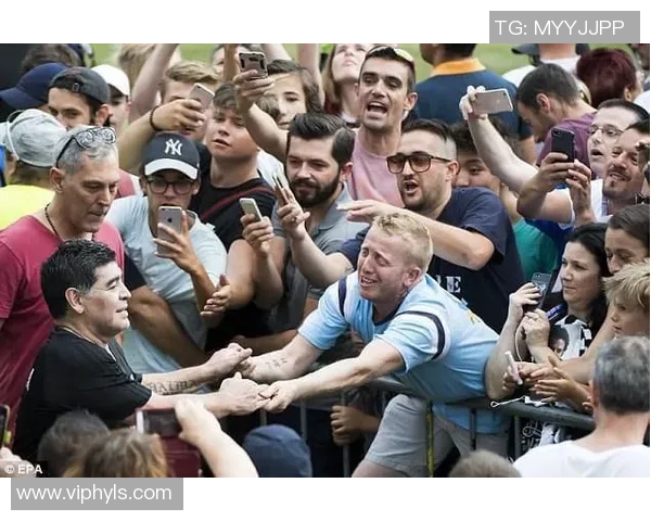 足球明星齐聚一堂共庆球王传奇瞬间的珍贵纪念图片展